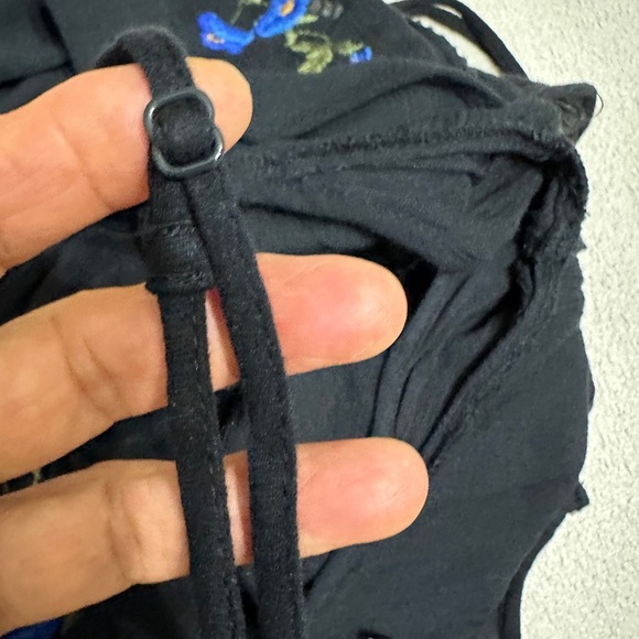 🛍️American Eagle outfitters embroidered cold shoulder top Size M excellent - Picture 2 of 9